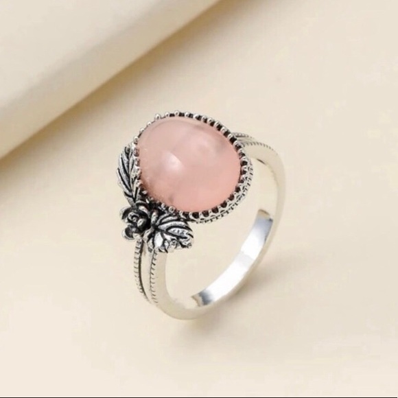 RESTOCKED Women’s antique silver cute flower detail ring - Picture 2 of 3